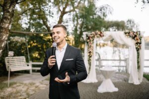 Toastmaster som håller tal på ett bröllop