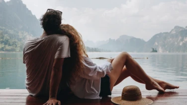 Par som firar 10-årig bröllopsdag, tennbröllop med resa och romantisk stämning